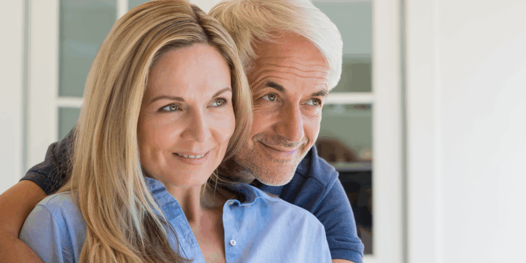 Fondo Pnesione coppia di mezza età sorridente